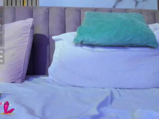 CristineSexy — Soy extrovertida y amorosa, siempre irradiando alegra y calidez en cada sala virtual que visito. Me encanta entregarme cuerpo y alma en todo lo que hago, mostrando una dedicacin genuina y un corazn apasionado, especialmente cuando me enamoro. Valoro...