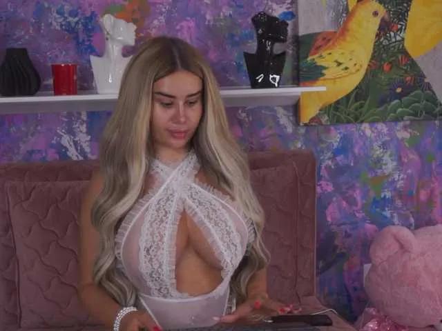 EvaZane — Playing around my lovense and tip menu
A man that knows exactly what he wants and doesn't let me take decisions when it comes to pleasure
BIIIG SURPRISESSSS