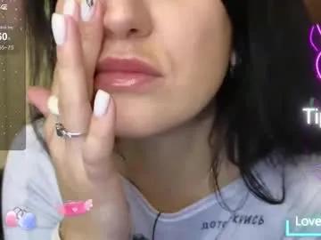 alianna_solo_kiss — hi // GOAL: dance and flash tits [598 tokens left] #smile #Goddess #natural #cute #milf