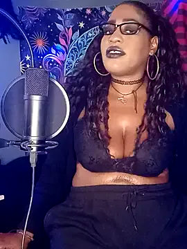 AmazonianMistress on StripChat
