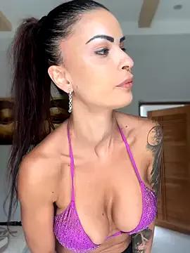 Helena_Karel — Je joue avec mes gros seins 