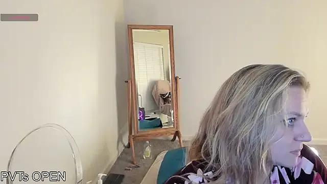 Peaches_N_Kreme — Freechat on StripChat