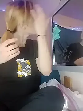 Queen2454 on StripChat
